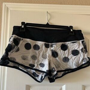 Lululemon Speed Shorts: Seaside Dot White / Black Size 8